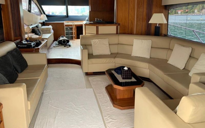 luxury-boat-transfer-ocean-blue-seychelles