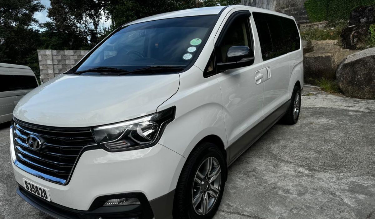 airport-hotel-transfers-in-seychelles-ocean-blue-seychelles-car-img