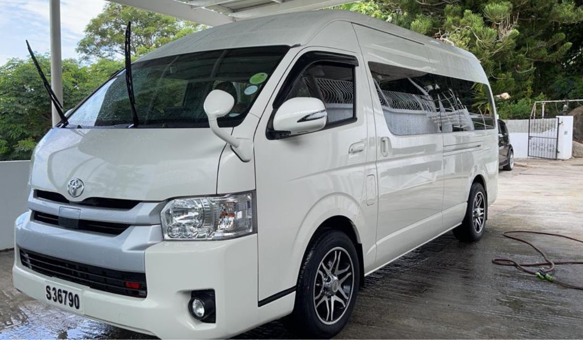 airport-hotel-transfers-in-seychelles-ocean-blue-seychelles-car-img