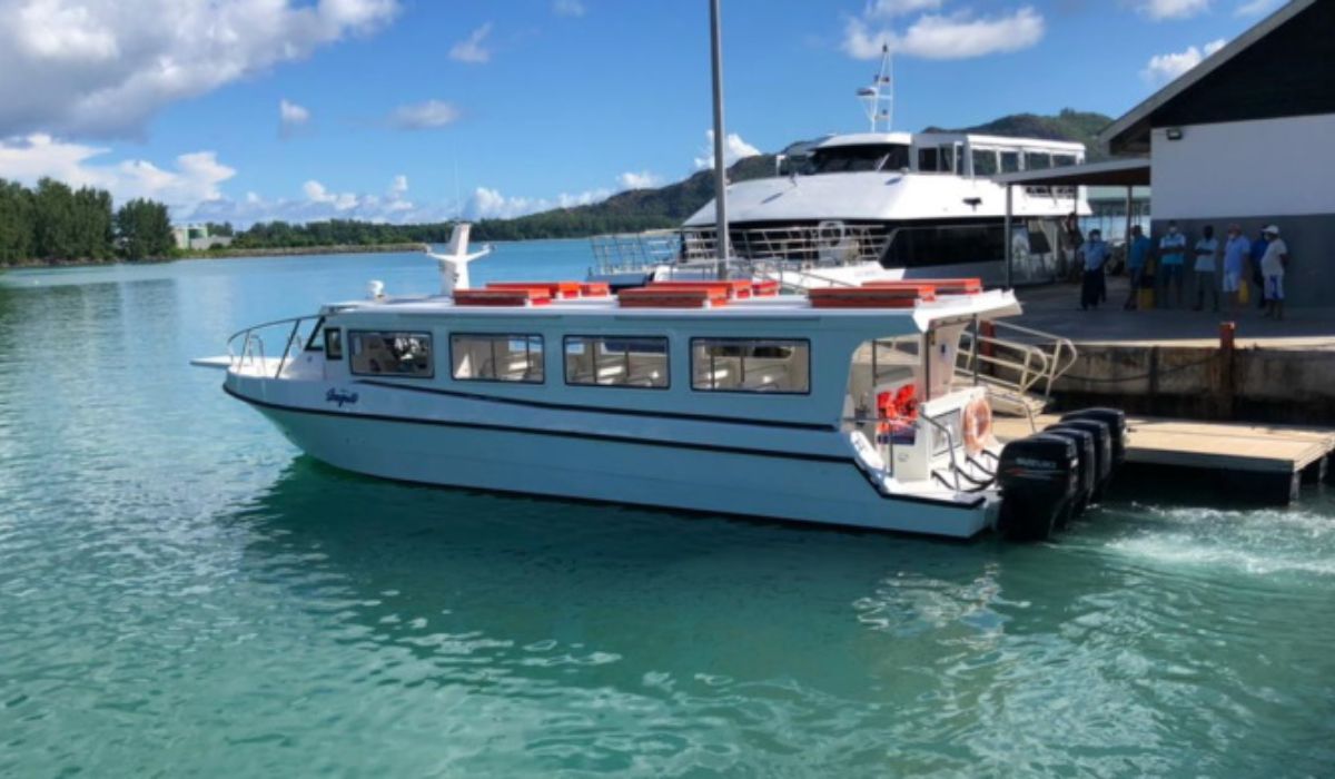 day-trip-praslin-la-digue-ocean-blue-seychelles-img