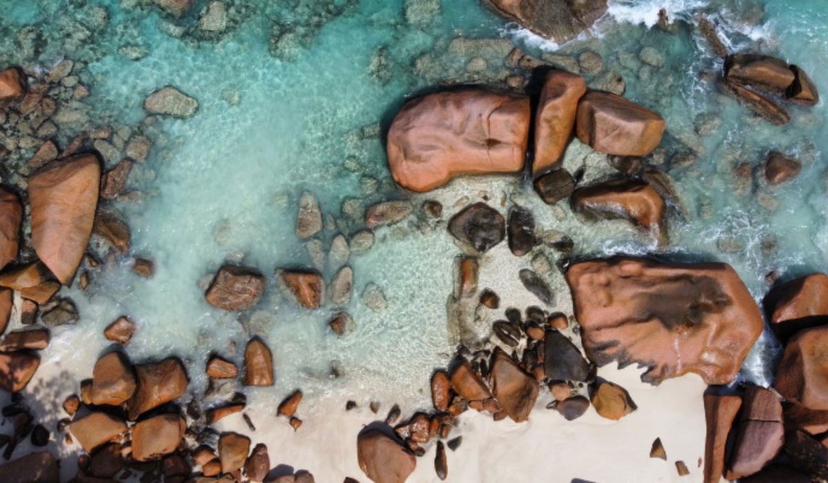 day-trip-praslin-la-digue-ocean-blue-seychelles-img