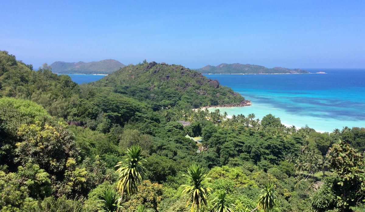 hiking-ocean-blue-seychelles-img