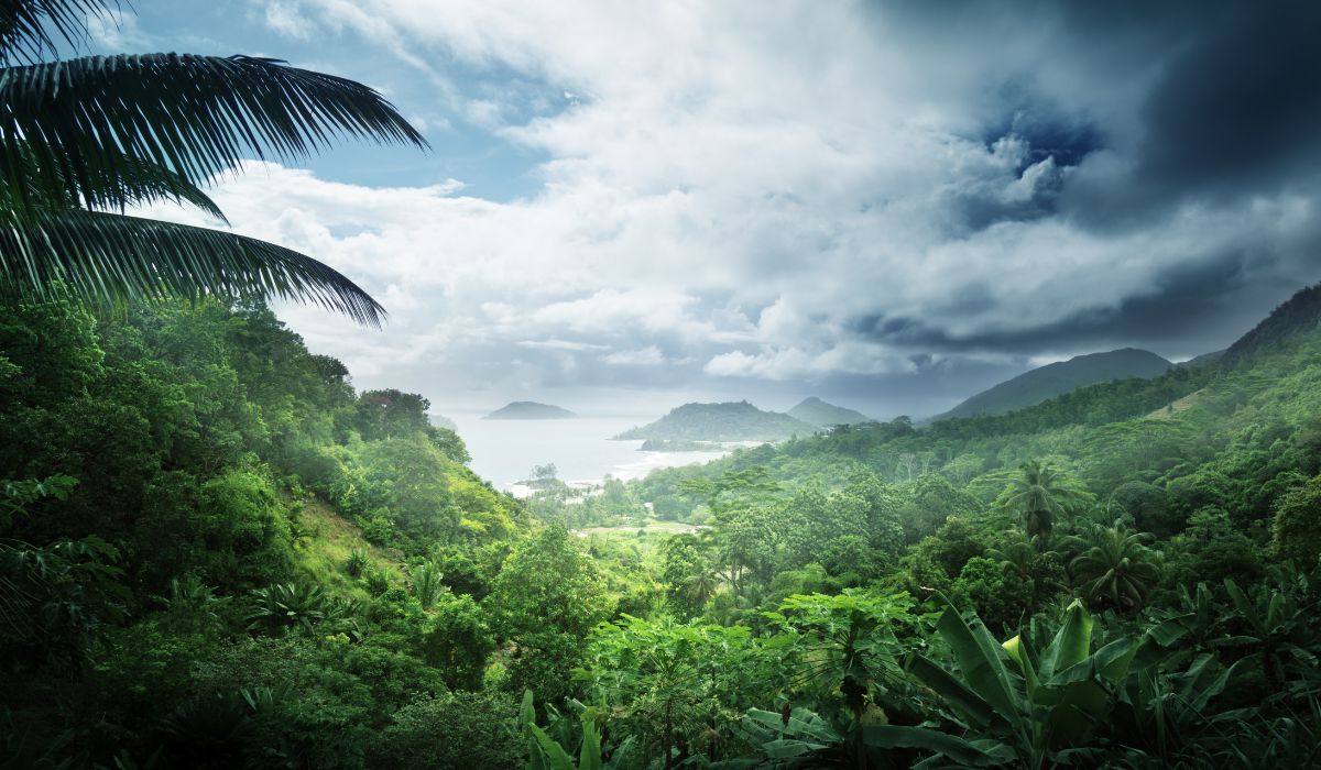 hiking-ocean-blue-seychelles-img