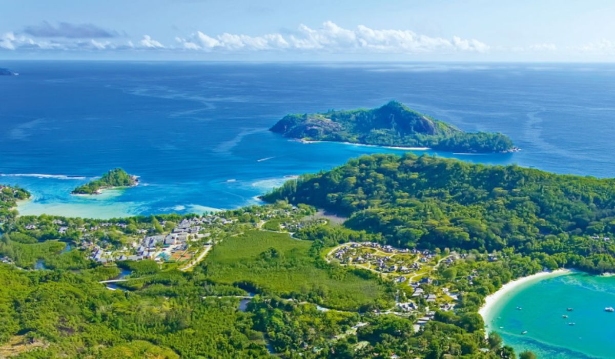 praslin-island-tour-ocean-blue-seychelles-img