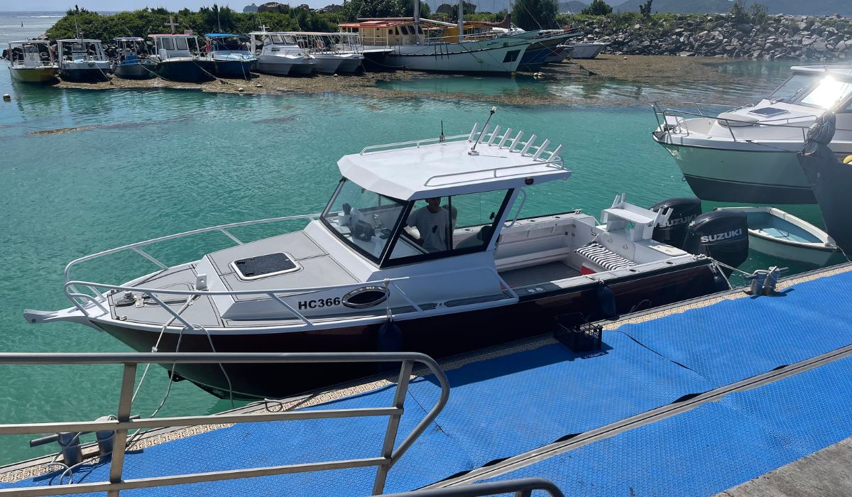 private-boat-transfers-ocean-blue-seychelles-boat-img
