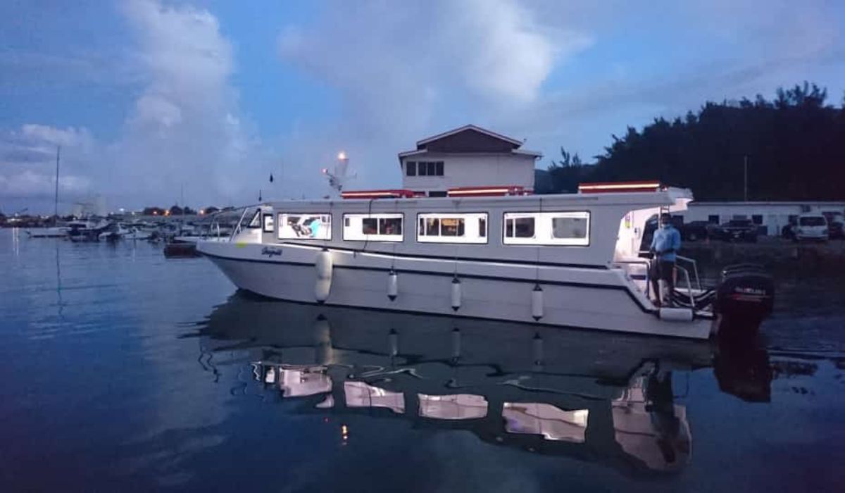 private-boat-transfers-ocean-blue-seychelles-boat-img