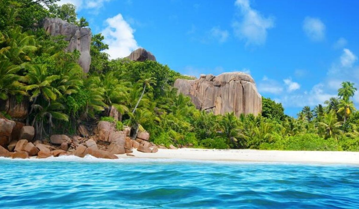 private-day-trip-to-the-2-sister-islands-coco-island-ocean-blue-seychelles-img