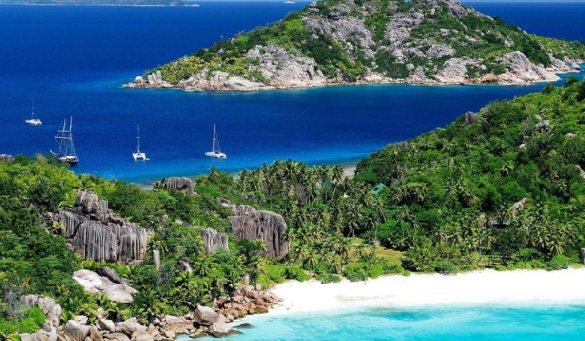 private-day-trip-to-the-2-sister-islands-coco-island-ocean-blue-seychelles-img