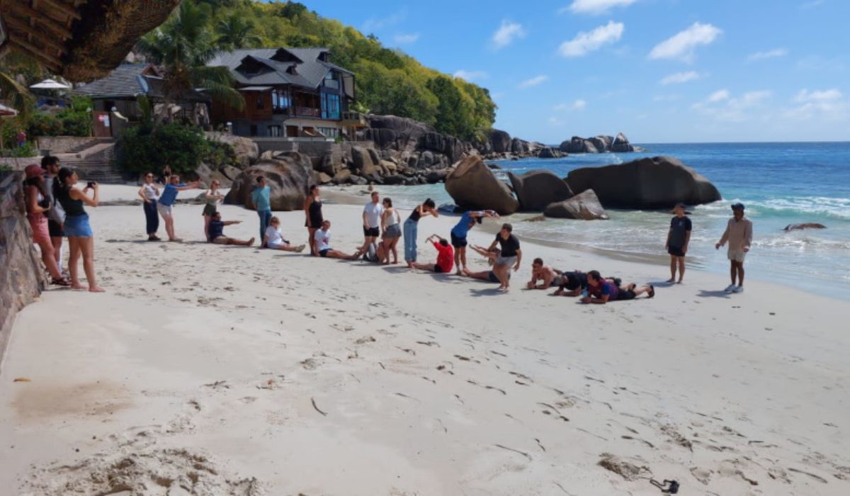 sand-and-sea-ocean-blue-seychelles-img