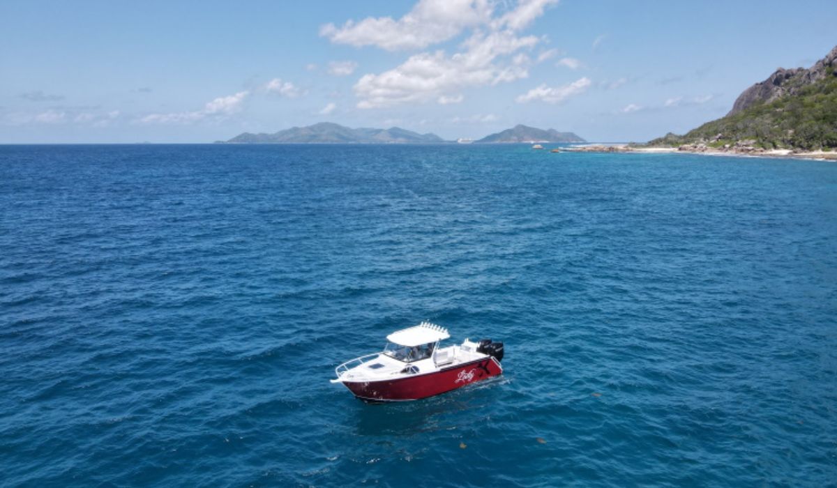 sand-and-sea-ocean-blue-seychelles-img