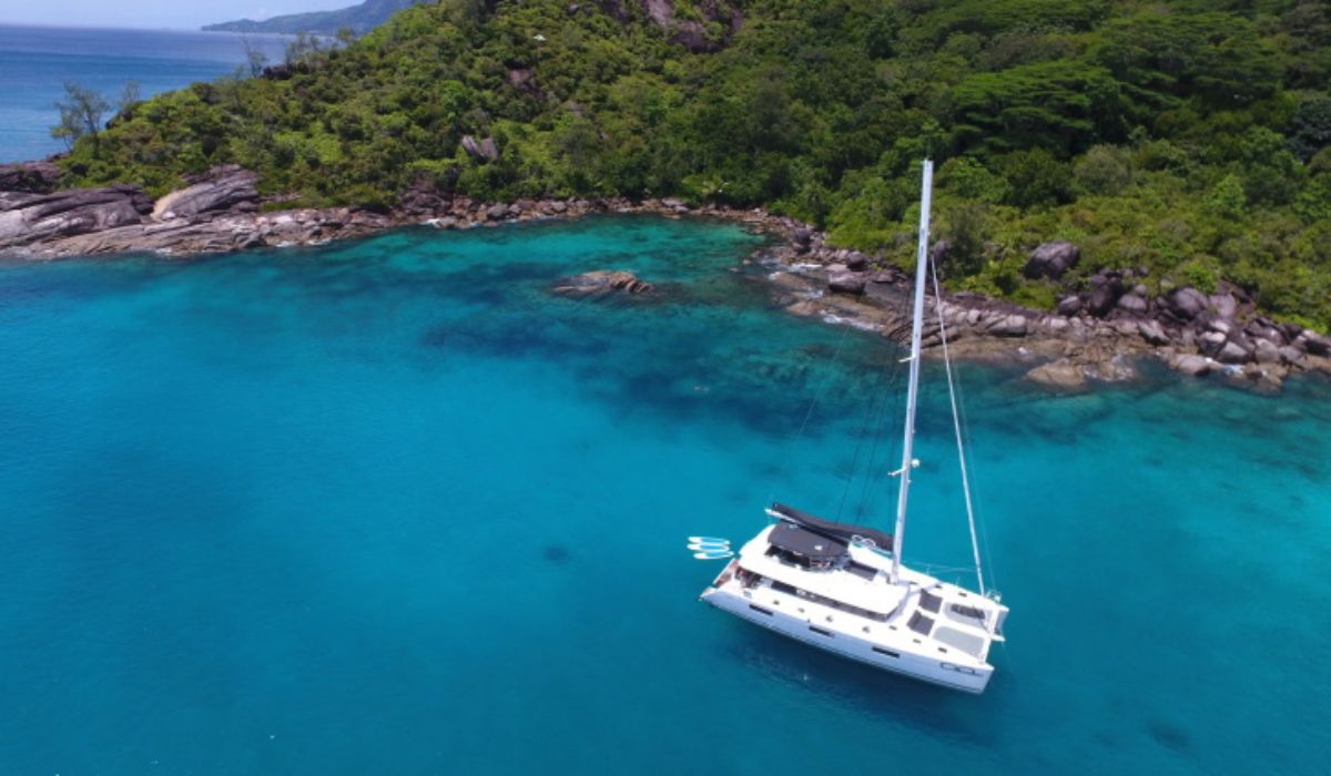 seychelles-yacht-cruises-ocean-blue-img