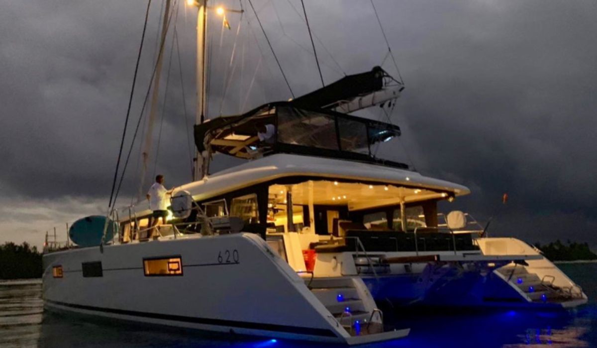 seychelles-yacht-cruises-ocean-blue-img