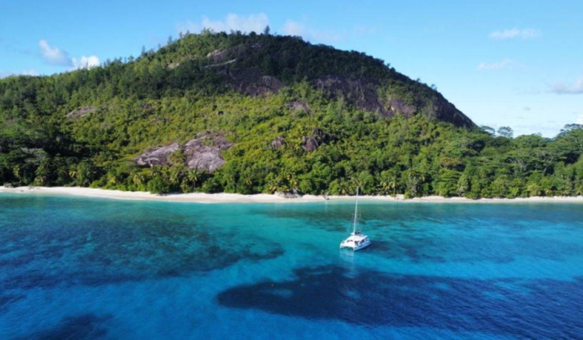 seychelles-yacht-cruises-ocean-blue-img