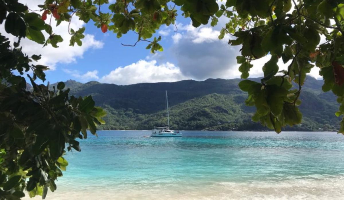 seychelles-yacht-cruises-ocean-blue-img