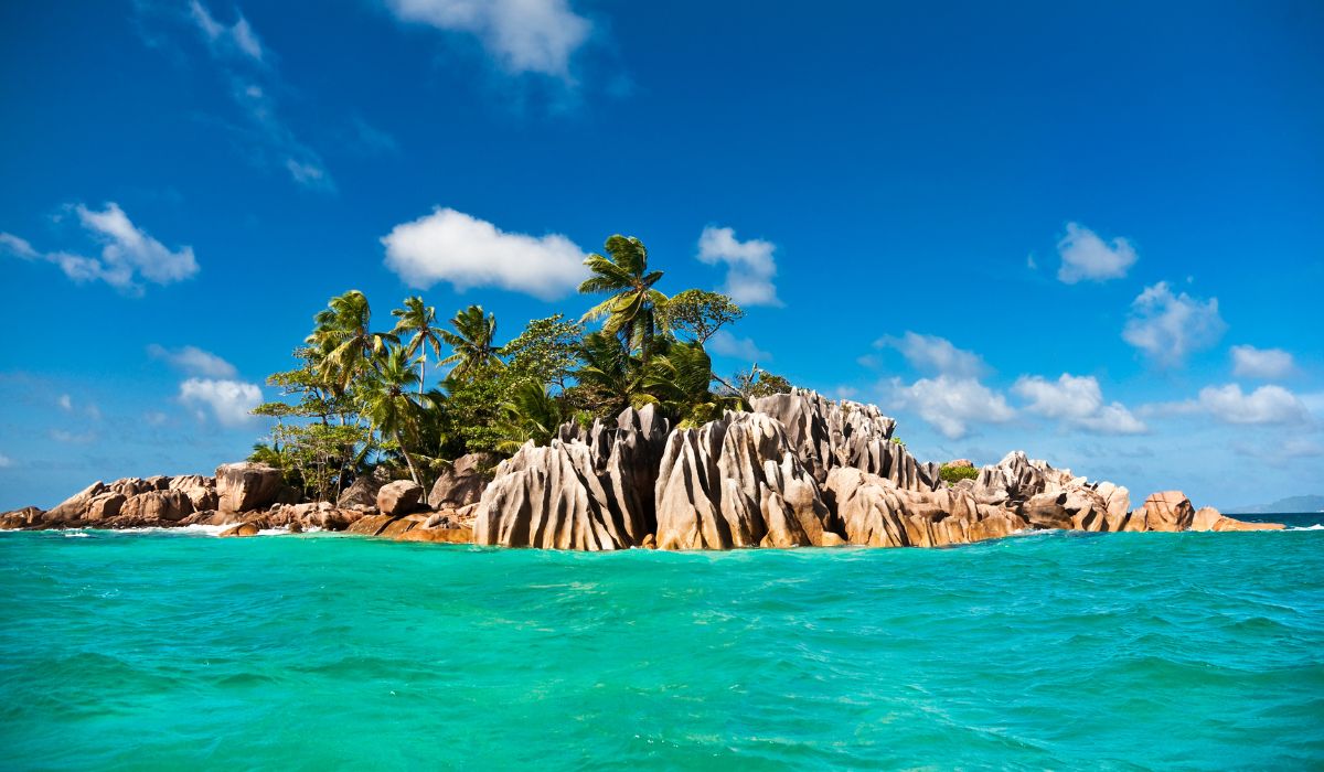 st-pierre-curieuse-anse-0cean-blue-seychelles-img